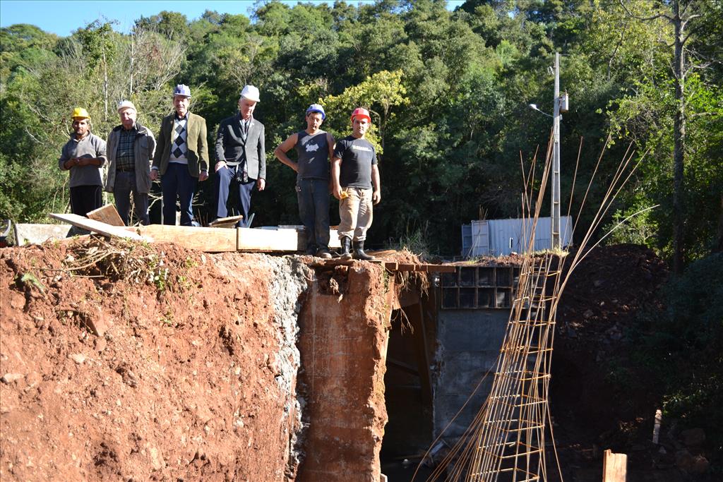 Prefeitura investe R$ 120 mil na construção de ponte